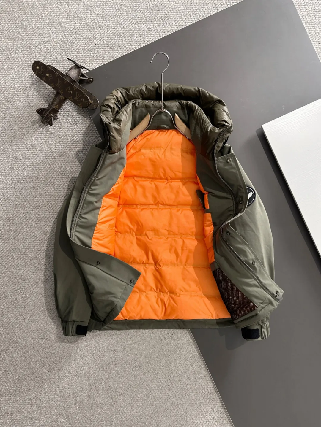 Two-day delivery time P960 Big Goose 🔥🔥 High-end customization 2025 winter official website's latest popular down jacket. Original custom-made hardware accessories for customers, all imported and original customization. Welcome to compare at the counter. Absolutely high quality. Use top-grade 90 white goose down. Super soft. Filled with fluffy and full feathers. Super heavy work. Fabric workmanship is excellent. The version is super perfect. Note⚠The fabric is super comfortable. Exclusive model. High-end quality. A must-have warm and protective artifact in winter. Size: M-3XL